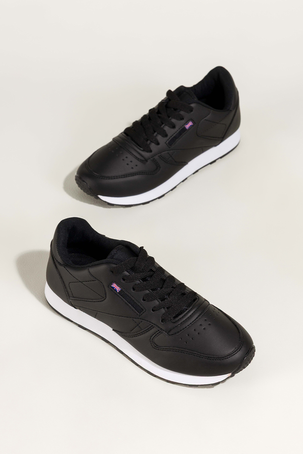 Czarne sneakersy damskie buty sportowe na białej podeszwie sznurowane Carla 8210-89