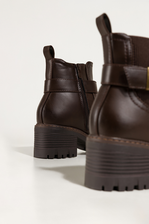 Czekoladowe botki damskie na bieżnikowanej platformie guma w cholewce pasek ze złotą klamrą Casu D725-7