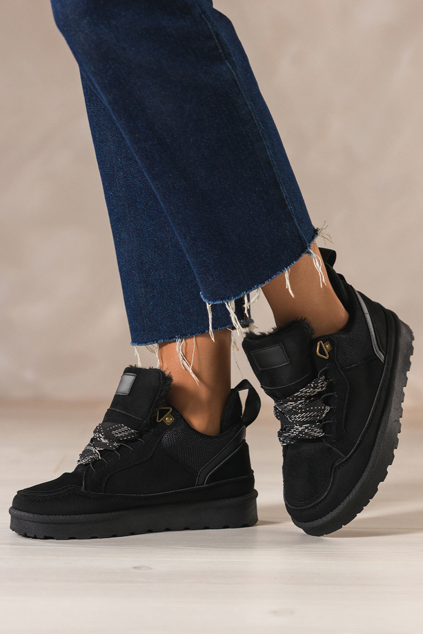 Czarne sneakersy damskie z futerkiem na bieżnikowanej platformie ozdobne sznurówki z wzorem Casu 22337-8