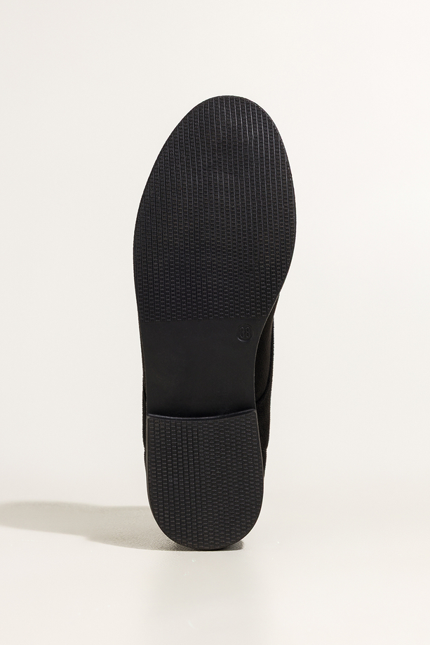 Czarne botki damskie na płaskiej podeszwie z przeszyciami sznurowane Casu 8997-8