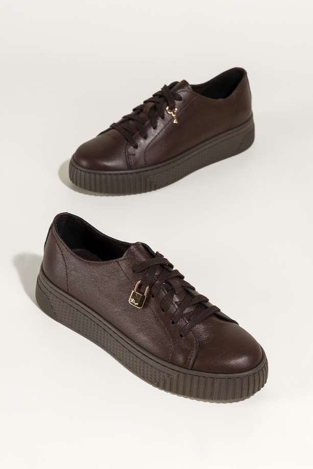 Czekoladowe sneakersy skórzane damskie buty sportowe na platformie ze złotą kłódką sznurowane PRODUKT POLSKI Casu 8854