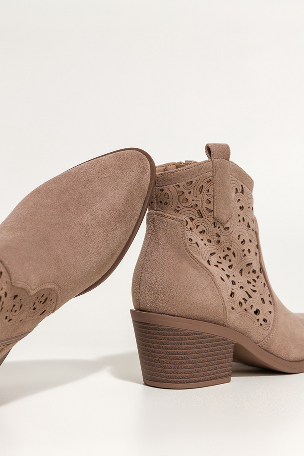 Beżowe botki damskie kowbojki ścięty obcas klocek ażurowa cholewka Carla S7477-7