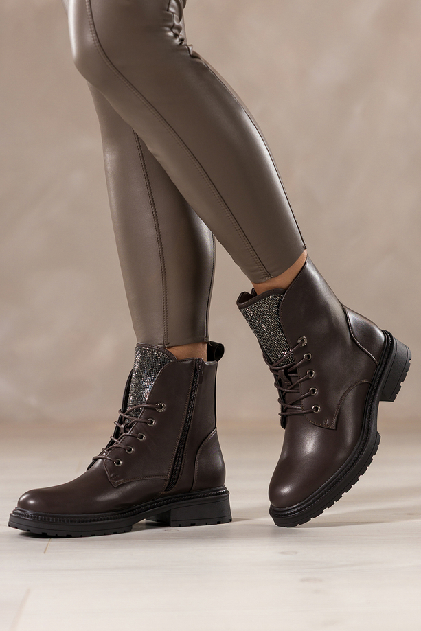 Czekoladowe botki damskie na żłobionej platformie język z cyrkoniami sznurowane Casu EH763-92