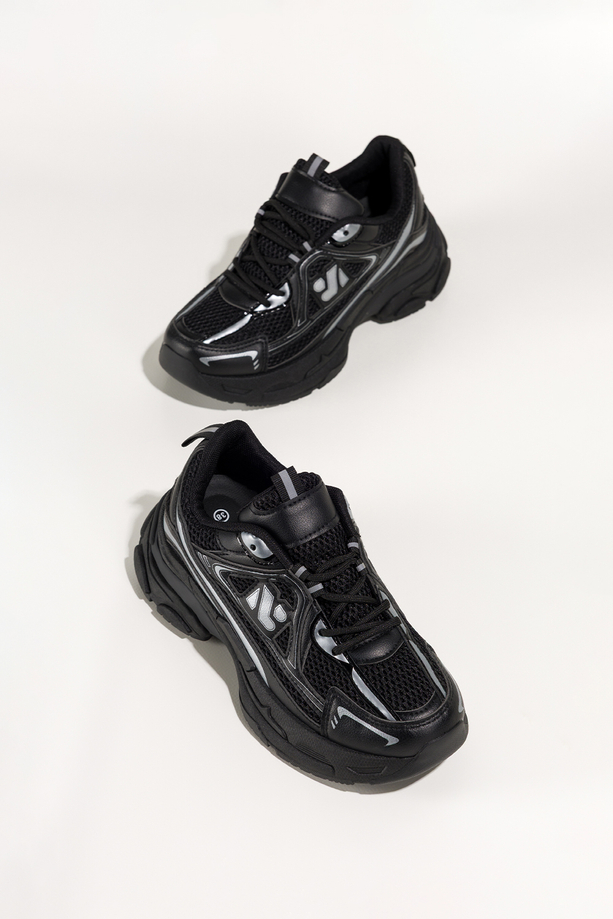 Czarne sneakersy damskie buty sportowe na platformie srebrne wstawki sznurowane Carla OZ693K