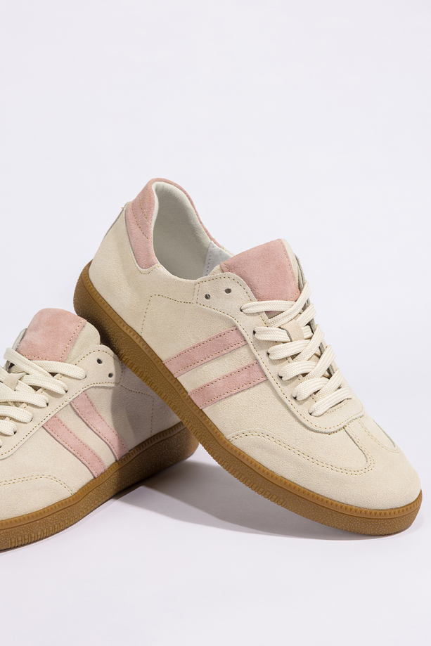 Kremowe sneakersy skórzane damskie buty sportowe z różowymi wstawkami sznurowane PRODUKT POLSKI Casu N1068