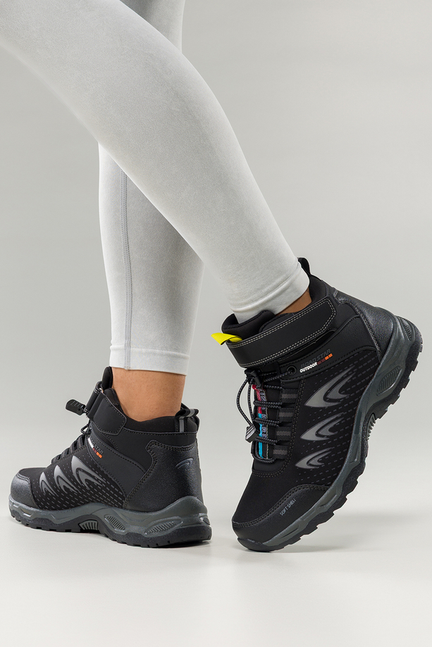 Czarne buty trekkingowe damskie na bieżnikowanej podeszwie z regulowaną elastyczną sznurówką szare wstawki softshell Casu 2310-1W
