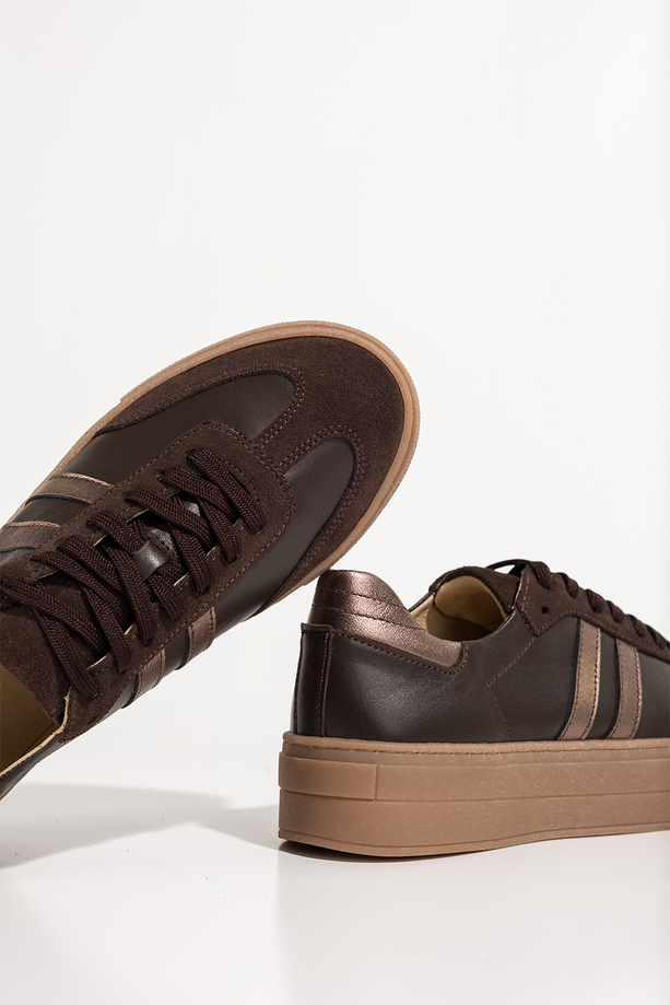 Czekoladowe sneakersy skórzane damskie buty sportowe na platformie z miedzianymi wstawkami sznurowane PRODUKT POLSKI Casu N1068S2