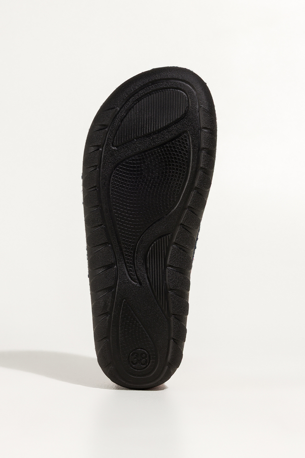 Granatowe kapcie damskie Inblu obuwie domowe z materiału typu baranek ozdobione sercami VG999966