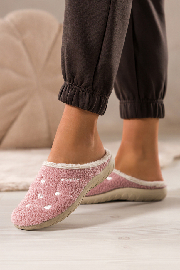 Różowe kapcie damskie Inblu obuwie domowe z materiału typu baranek ozdobione sercami VG999966