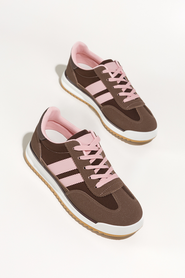 Brązowe sneakersy damskie buty sportowe na białej platformie różowe wstawki sznurowane Casu 7K87-BW5746-98