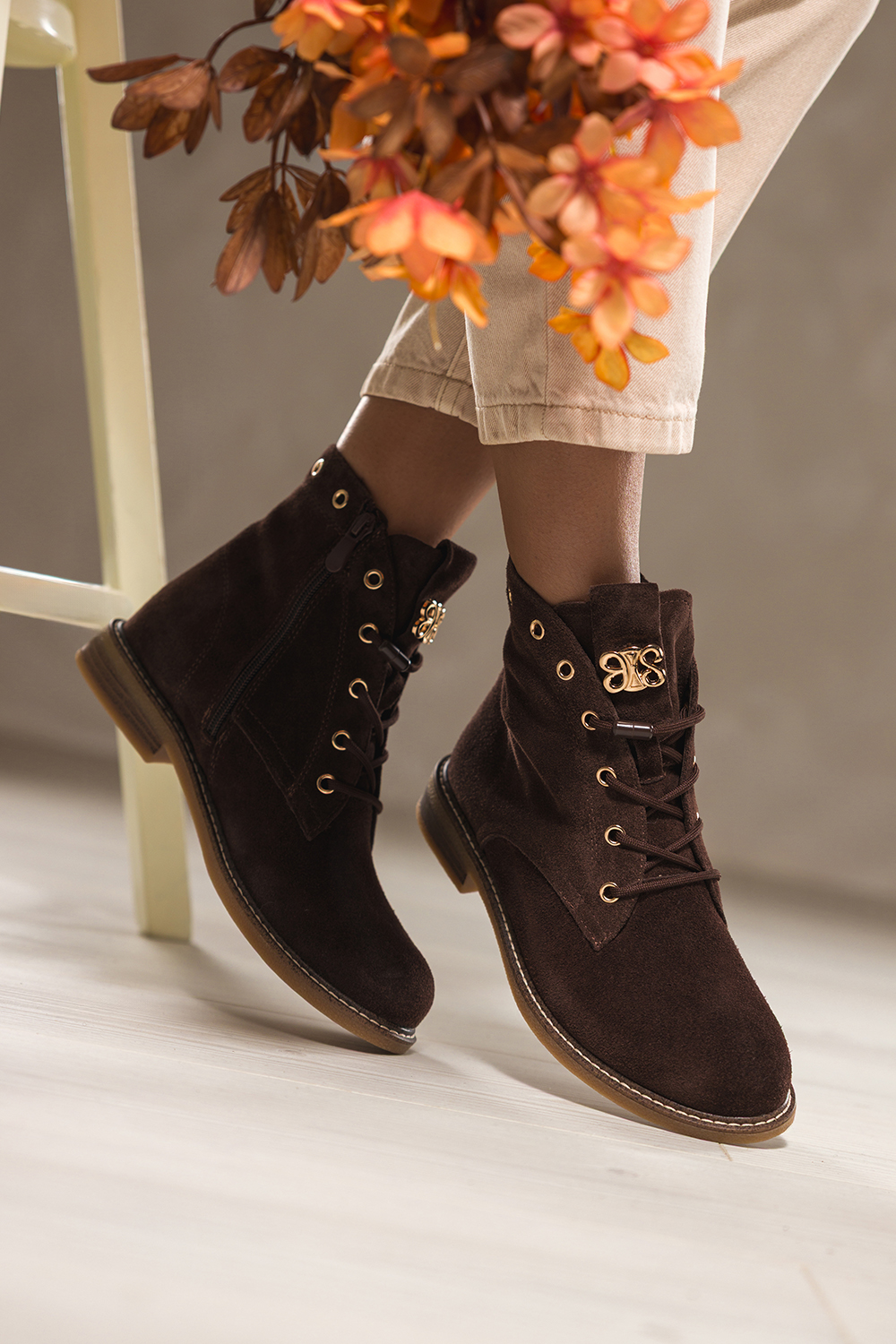 Czekoladowe botki damskie skrzane paska podeszwa z przeszyciami zota ozdoba na jzyku nity sznur