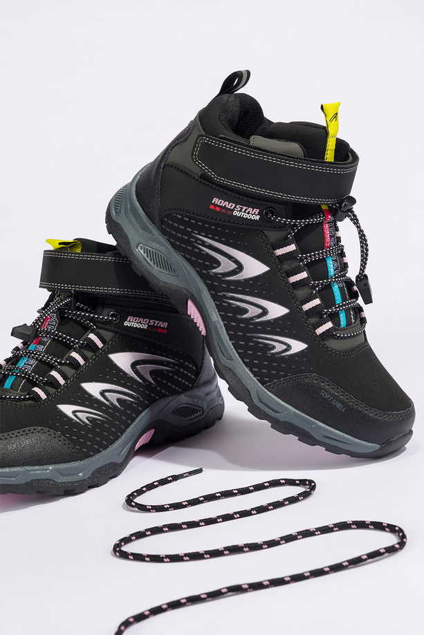 Czarne buty trekkingowe damskie na bieżnikowanej podeszwie z regulowaną elastyczną sznurówką różowe wstawki softshell Casu 2310-12W