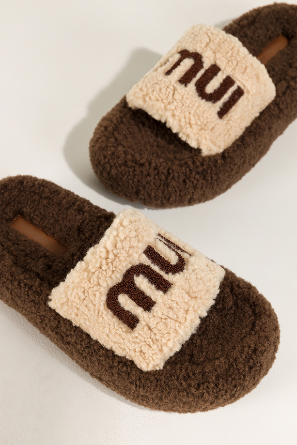 Beżowe kapcie damskie obuwie domowe z materiału typu baranek na brązowej platformie Carla UO967