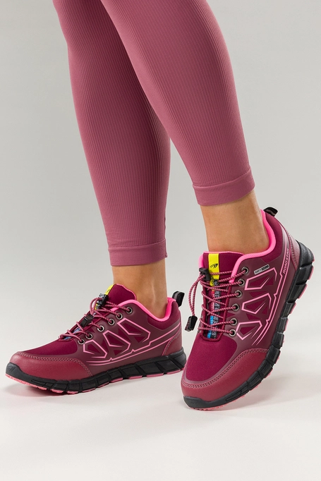 Bordowe buty trekkingowe damskie buty sportowe na bieżnikowanej podeszwie z regulowaną elastyczną sznurówką różowe wstawki softshell Casu 2309-10W