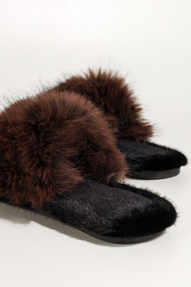 Czekoladowe kapcie damskie obuwie domowe futrzane szeroki pasek z długim włosiem Casu UO965