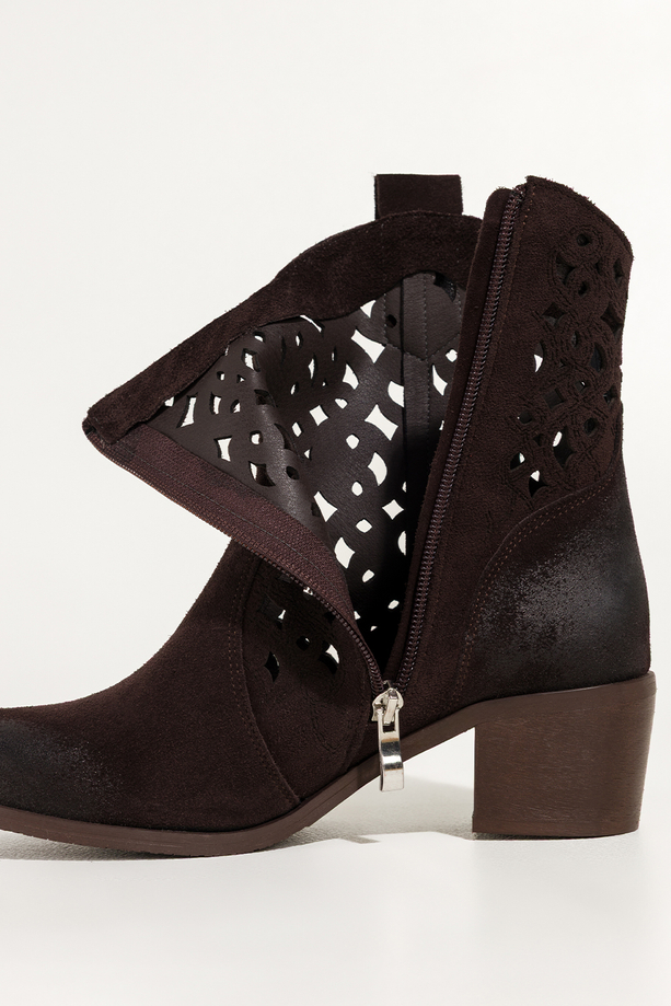 Czekoladowe botki skórzane damskie kowbojki ażurowe na ściętym obcasie wycięta cholewka PRODUKT POLSKI Casu 6605-7
