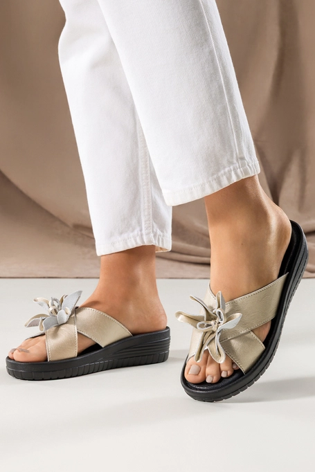 Złote klapki skórzane damskie Sergio Leone na koturnie paski na krzyż ozdobny kwiat KL-705-CA