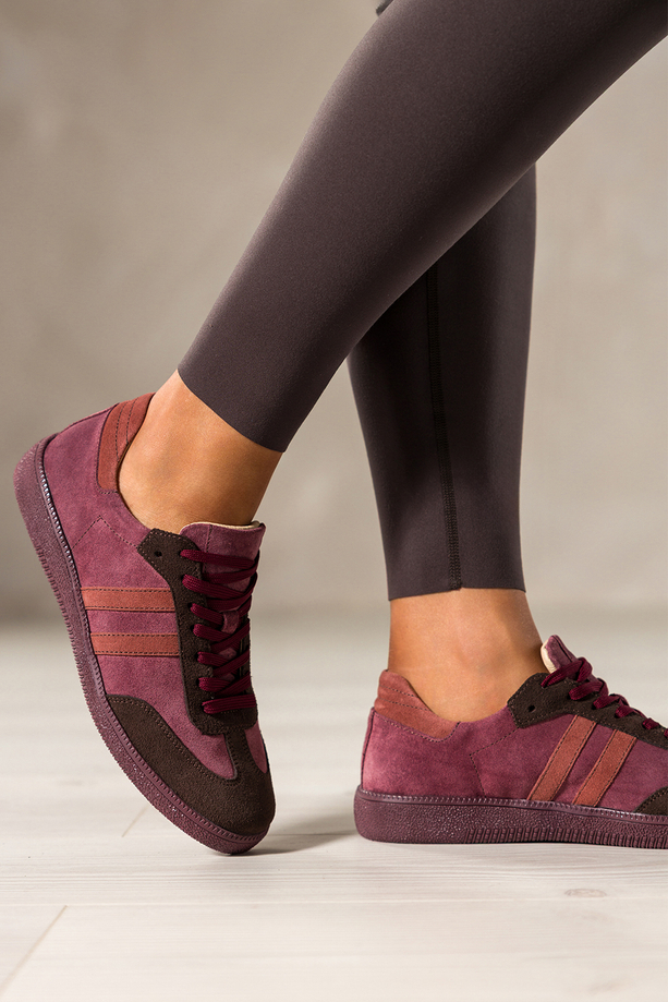 Bordowe sneakersy skórzane damskie buty sportowe na elastycznej podeszwie czekoladowe wstawki sznurowane PRODUKT POLSKI Casu M8931