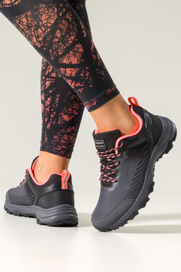 Ciemnoszare buty trekkingowe damskie buty sportowe softshell na bieżnikowanej podeszwie koralowe wstawki sznurowane Carla EY0976-6