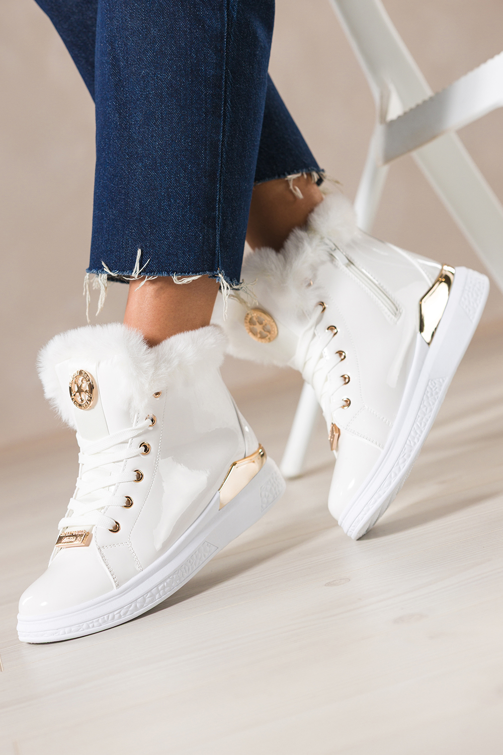 Biae botki damskie lakierowane platforma ze zotym akcentem zota ozdoba na jzyku sznurowane Casu