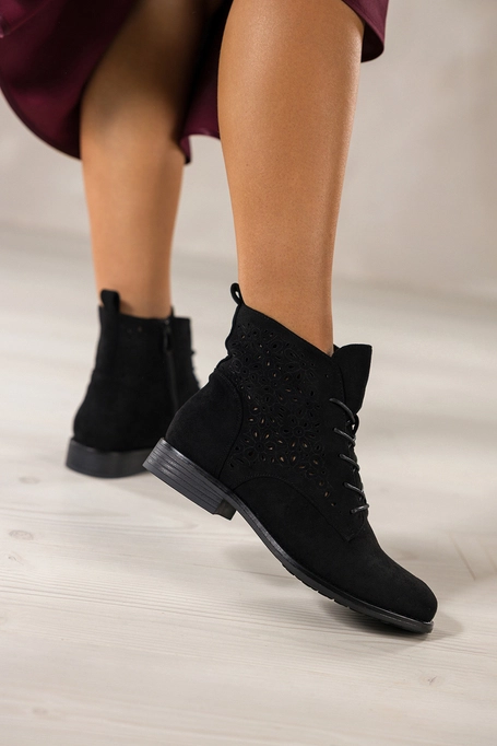 Czarne botki damskie ażurowe płaskie sznurowane Carla S7680-8