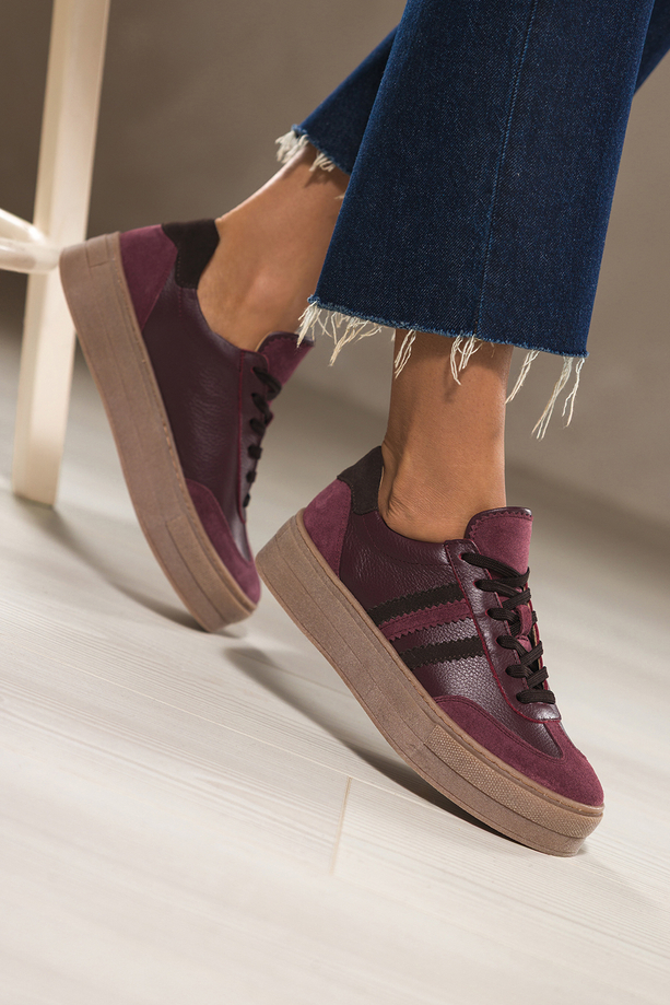 Bordowe sneakersy skórzane damskie buty sportowe na bezowej platformie czekoladowe wstawki sznurowane PRODUKT POLSKI Casu M8765