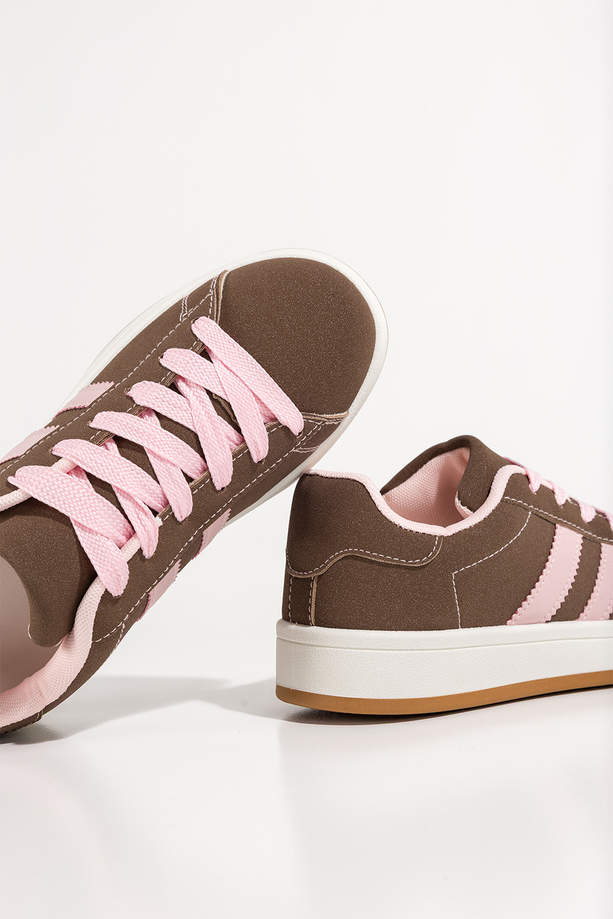 Brązowe sneakersy damskie buty sportowe na platformie sznurowane różowe wstawki Casu 77632-6