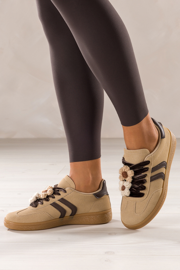 Beżowe sneakersy damskie buty sportowe na platformie welurowe sznurówki z odpinanymi kwiatami brązowe wstawki Carla X6087