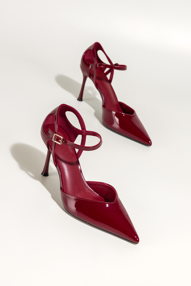 Bordowe czółenka damskie szpilki lakierowane z paskiem wycięcia na cholewce Carla OV849