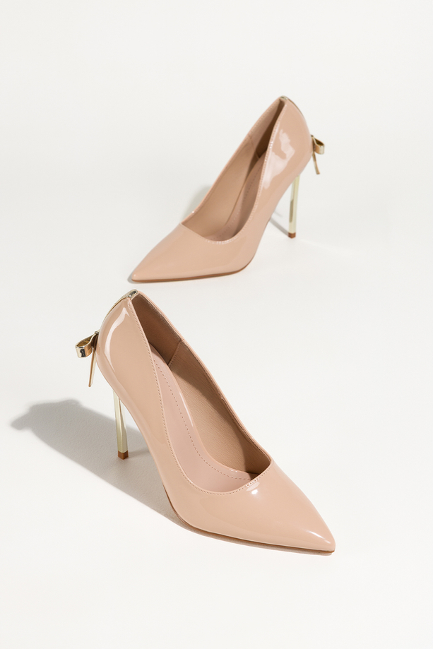 Beżowe czółenka damskie szpilki lakierowane złoty obcas z kokardą Carla BQB077