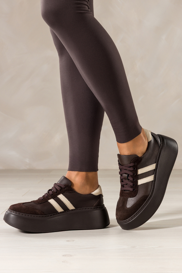 Czekoladowe sneakersy skórzane damskie buty sportowe na platformie beżowe wstawki sznurowane PRODUKT POLSKI Casu 7987
