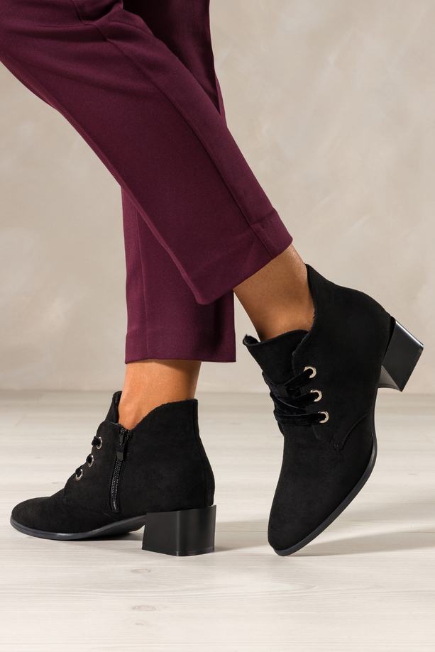Czarne botki damskie Sergio Leone na niskim szerokim obcasie wycięta cholewka welurowe sznurówki YG779  