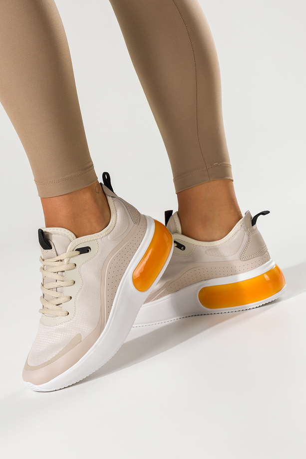 Beżowe sneakersy damskie buty sportowe na trening na białej platformie z pomarańczową wstawką sznurowane Casu D9000