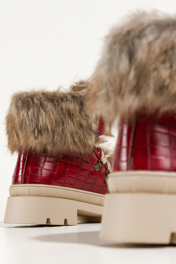 Czerwone botki śniegowce damskie trapery na bieżnikowanej platformie wykończone futerkiem krokodyli wzór sznurowane Carla TW-GO54