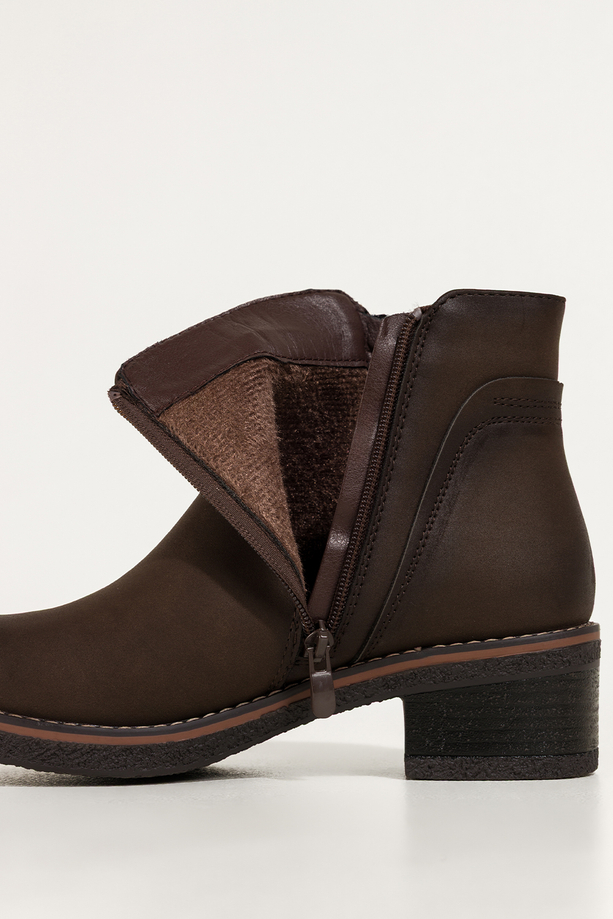 Czekoladowe botki damskie na klocku ozdobny zamek na cholewce Casu D721-7