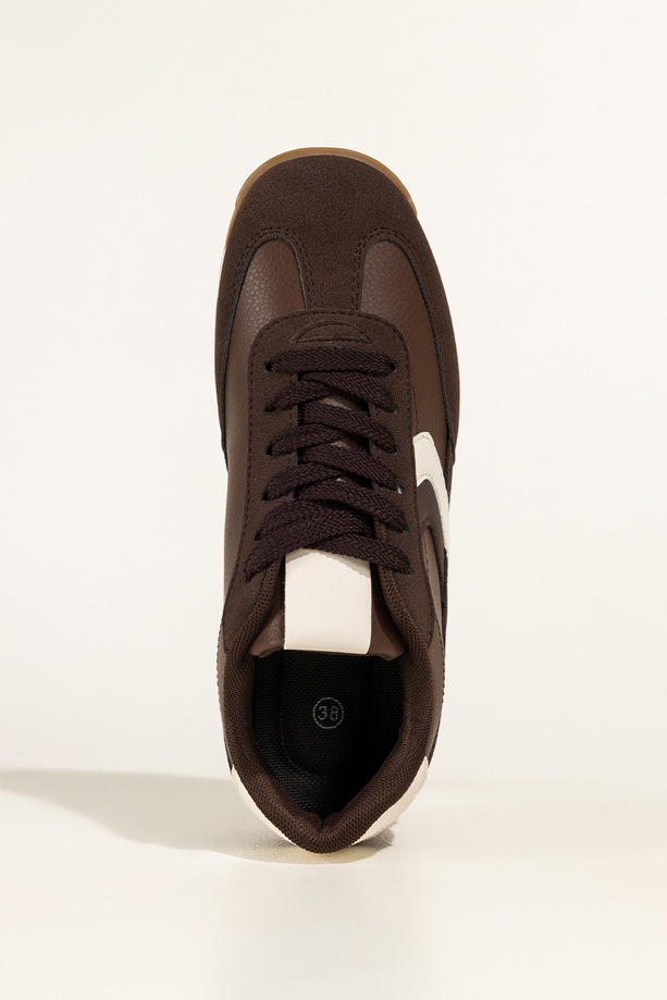 Czekoladowe sneakersy damskie buty sportowe na bieżnikowanej podeszwie sznurowane białe wstawki Casu WPY0178
