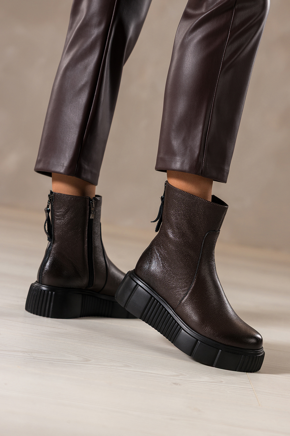 Czekoladowe botki skórzane damskie na żłobionej platformie z ozdobnym zamkiem z tyłu PRODUKT POLSKI