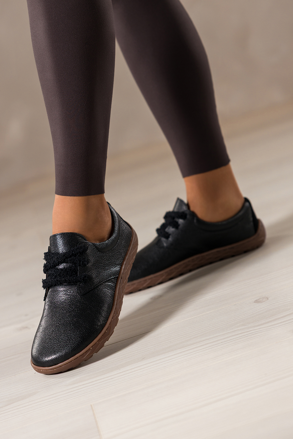 Czarne buty barefoot skórzane damskie szerokie na elastycznej płaskiej podeszwie puszyste sznurówki