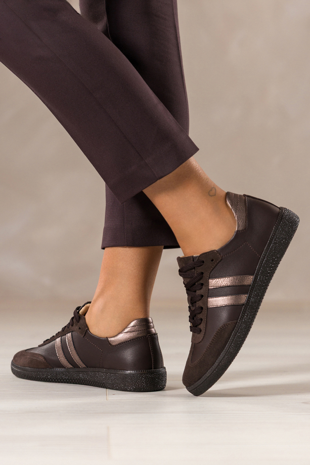 Czekoladowe sneakersy skórzane damskie buty sportowe na elastycznej podeszwie miedziane wstawki sznurowane PRODUKT POLSKI Casu M8931
