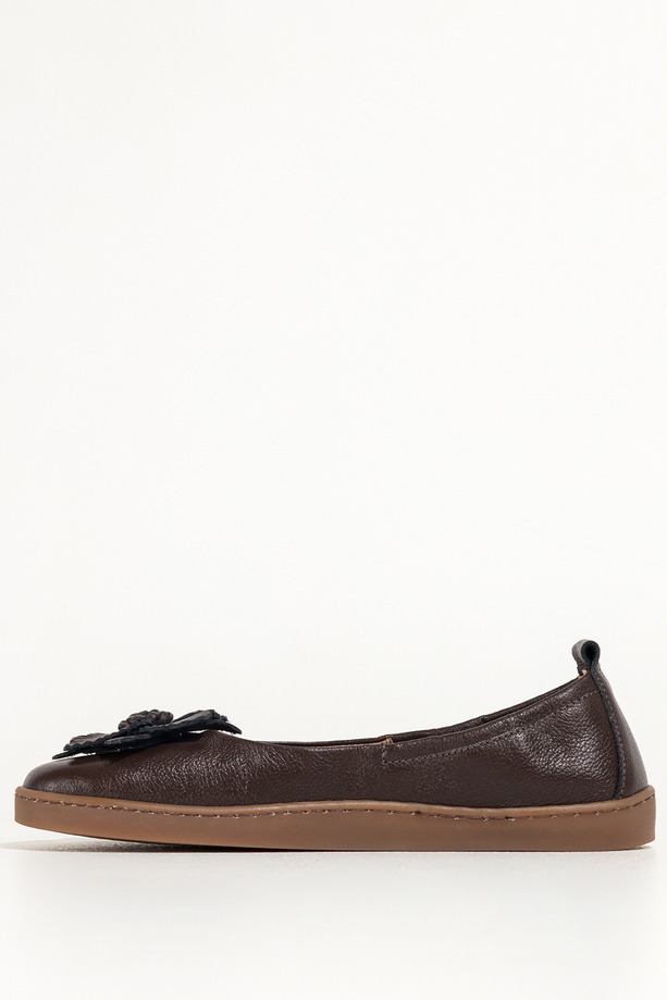 Czekoladowe baleriny barefoot skórzane damskie z kwiatem szerokie na elastycznej podeszwie PRODUKT POLSKI Casu 89794