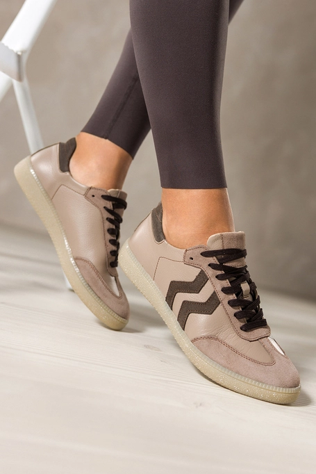 Beżowe sneakersy skórzane damskie buty sportowe na elastycznej płaskiej podeszwie z czekoladowymi wstawkami sznurowane PRODUKT POLSKI Casu M8763