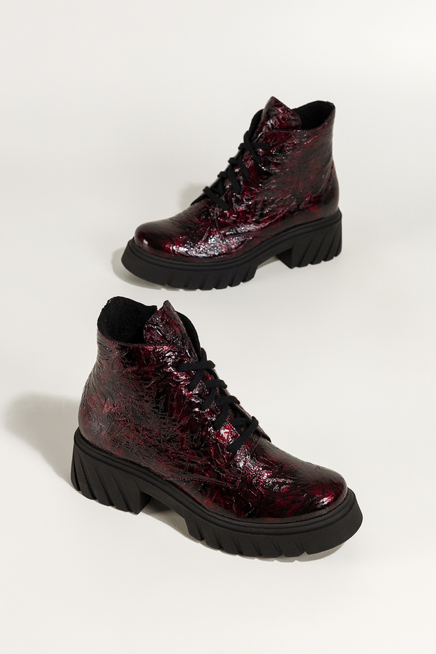 Bordowe botki skórzane damskie lakierowane z wzorem bieżnikowana platforma sznurowane PRODUKT POLSKI Casu 377