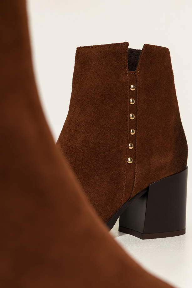 Kasztanowe botki skórzane damskie na szerokim słupku złote nity na cholewce PRODUKT POLSKI Casu 8863