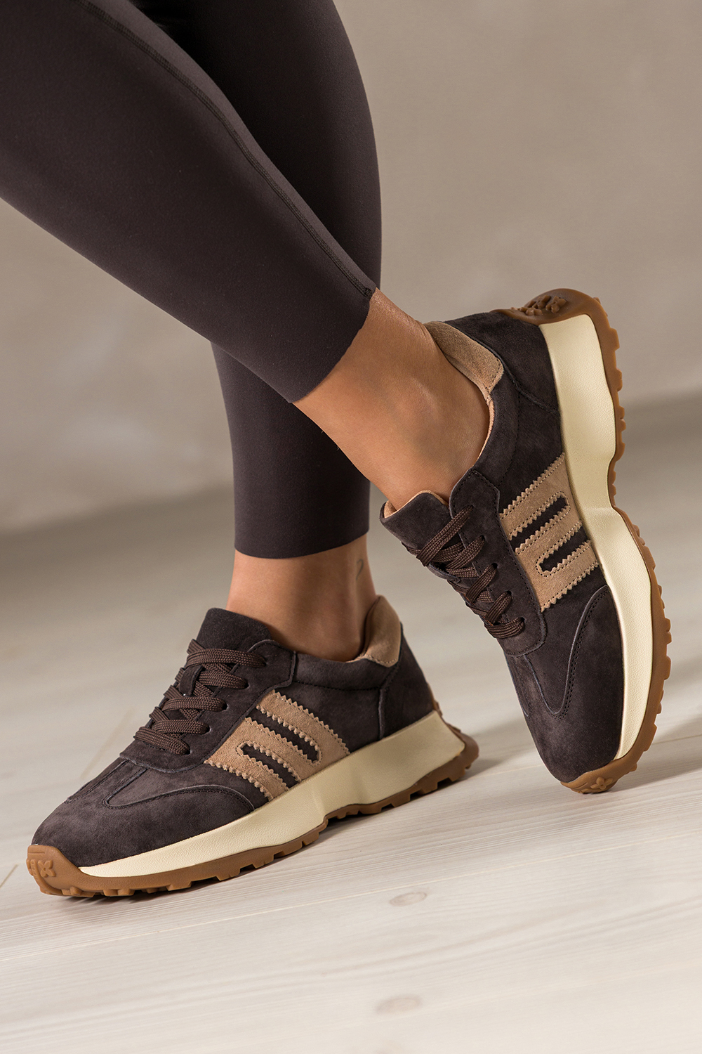 Czekoladowe sneakersy skrzane damskie buty sportowe na bienikowanej kremowej platformie beowe ws