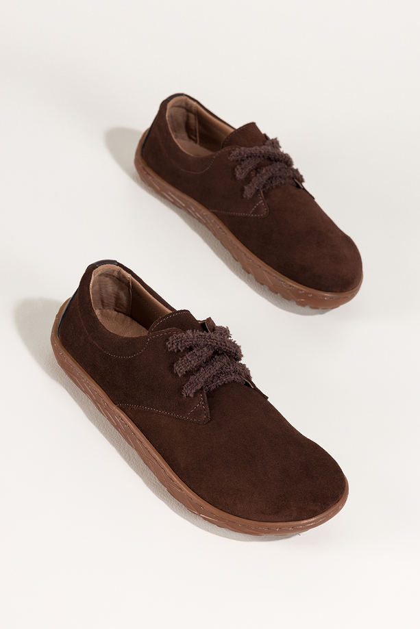 Czekoladowe buty barefoot skórzane zamszowe damskie szerokie na elastycznej płaskiej podeszwie puszyste sznurówki PRODUKT POLSKI Casu 89811