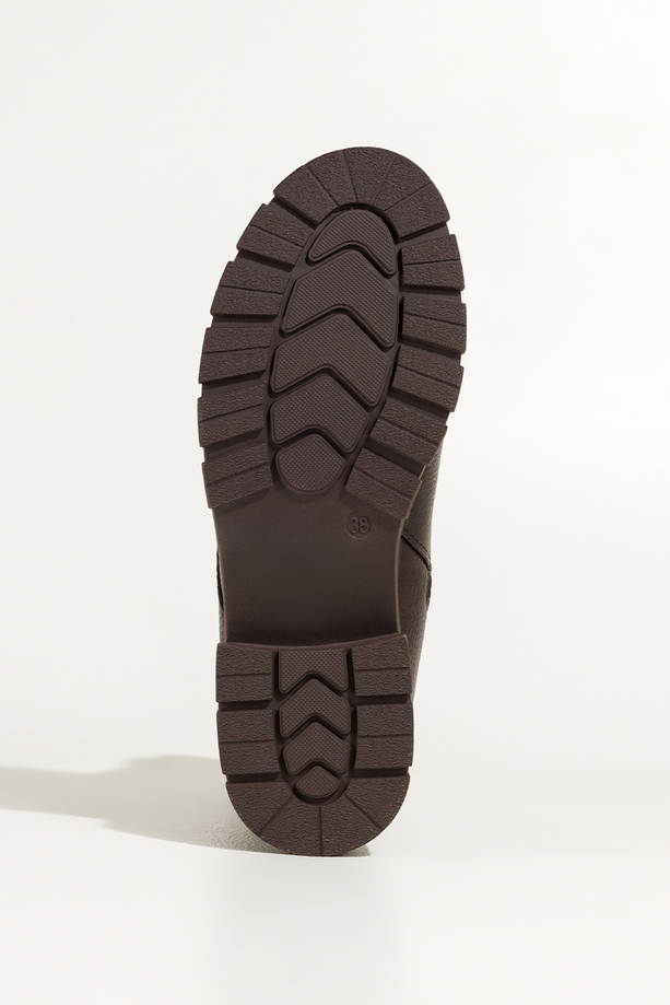 Czekoladowe botki damskie na bieżnikowanej platformie sznurowane ozdobne przeszycia na cholewce Casu 4463-7