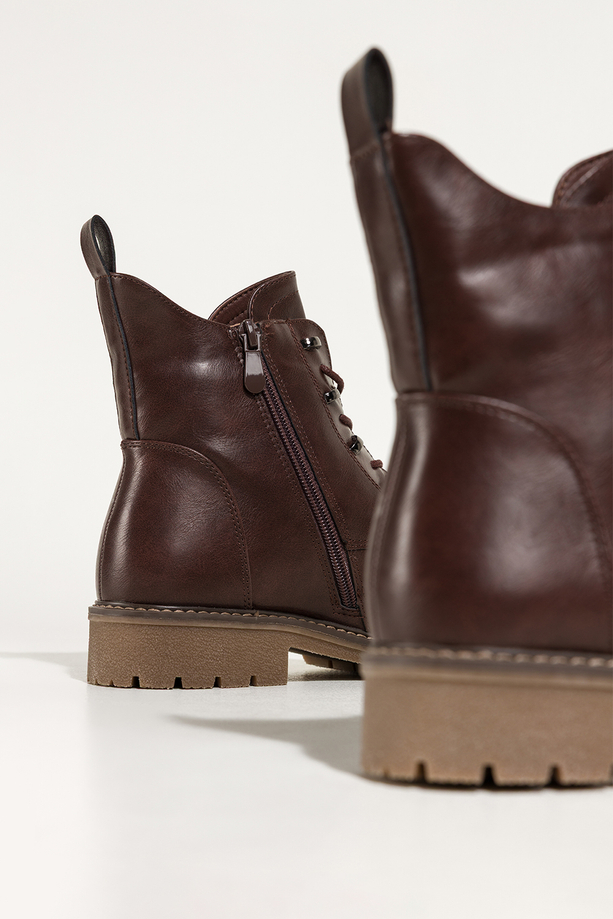 Czekoladowe botki damskie z ozdobami na niskim bieżnikowanym obcasie sznurowane Casu QO2489-6