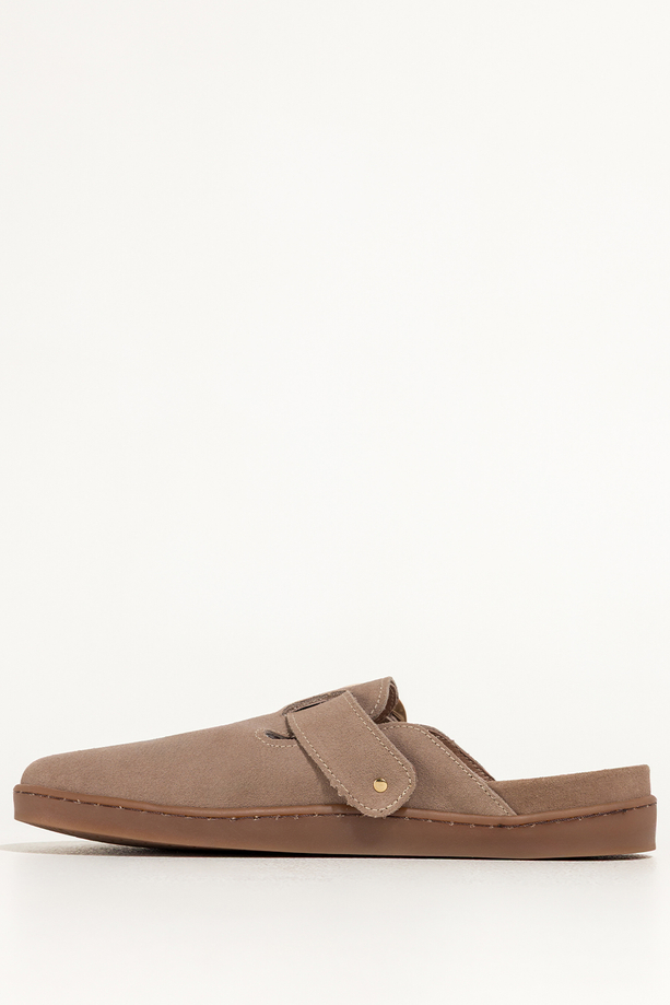 Beżowe klapki barefoot skórzane damskie szerokie na elastycznej płaskiej podeszwie wycięta cholewka pasek ze złotą klamrą PRODUKT POLSKI Casu 89787