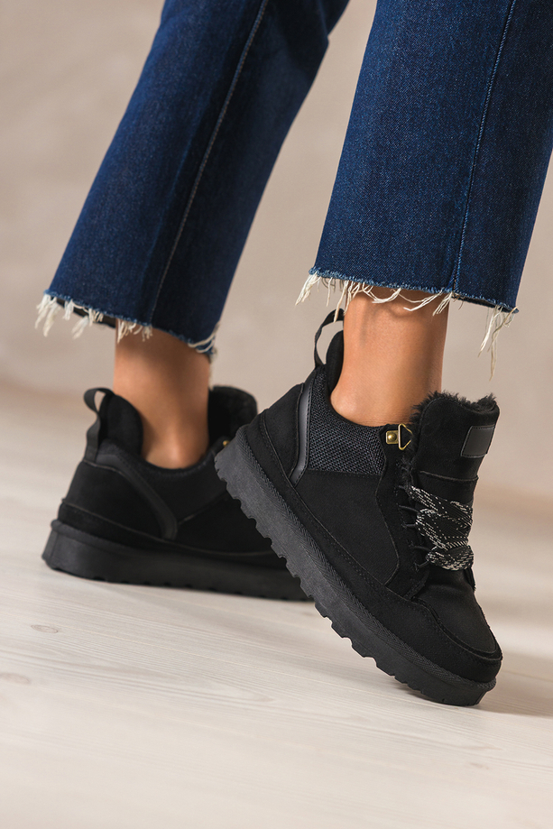 Czarne sneakersy damskie z futerkiem na bieżnikowanej platformie ozdobne sznurówki z wzorem Casu 22337-8