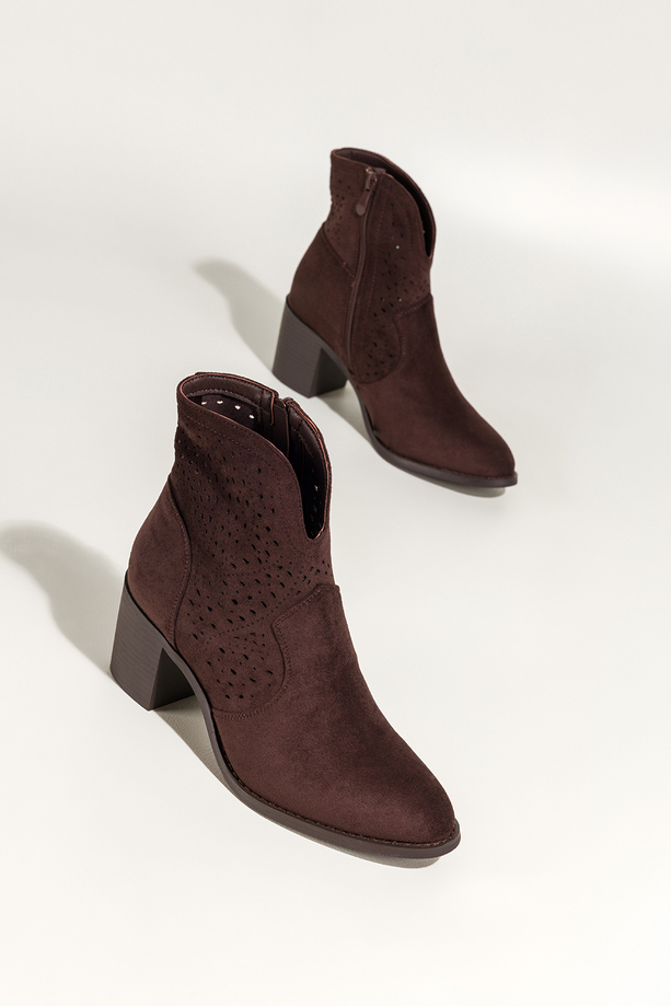 Czekoladowe botki damskie ażurowe na słupku wycięta cholewka Carla S749-3